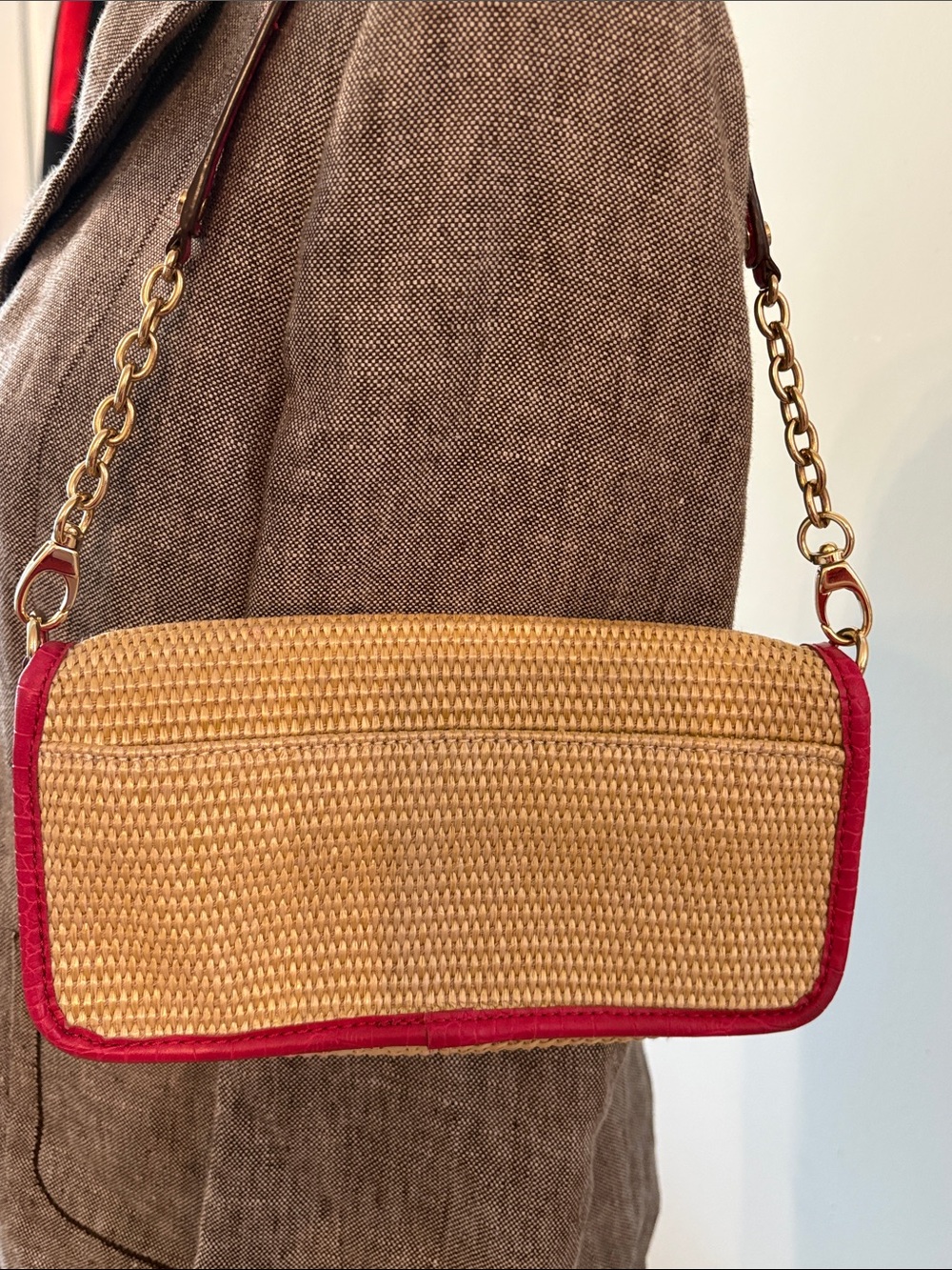 Dana Buchman Beige Woven Straw Shoulder Bag with Pink Trim and Gold Chain - Picture 4 of 9
